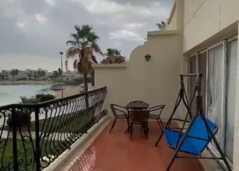 شاليه بصالة جلوس وإطلالة مميزة 