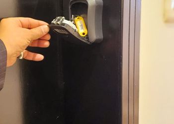 شقة بغرفة معيشة وغرفة نوم