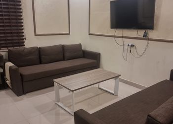 غرفة بسرير ماستر وجلسه جانبيه 