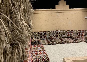 مخيم بجلسة خارجية وبيت شعر 