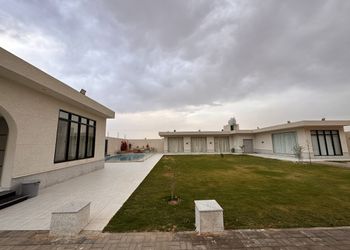 شاليه بمجلس مطل على المسبح 
