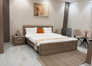 استديو بأثاث مريح وبسيط 