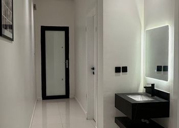 شاليه بصالة جلوس مطلة على المسبح