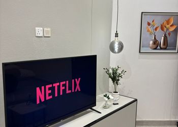 استديو بأثاث مريح وبسيط 