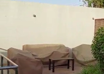 شاليه بمسطح اخضر وجلسة خارجية 