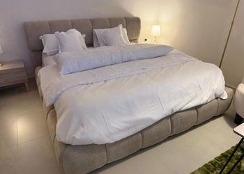 استديو بسرير ماستر وأثاث مريح 