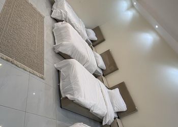 شقة بصالة جلوس وثلاث غرف نوم 