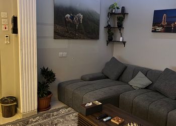 شقة ببلكونة مطلة ودخول ذاتي