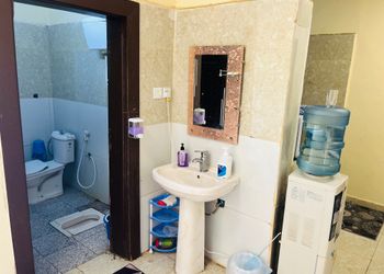 استراحة بصالة جلوس وفناء خارجي