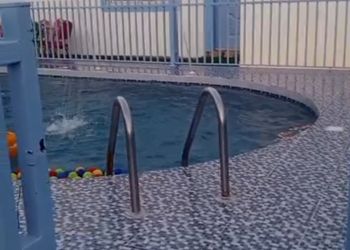 استراحة بإطلالة على مسبح وجبل