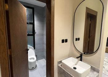 استديو بأثاث مريح وبسيط 