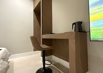استديو بأثاث مريح وبسيط 