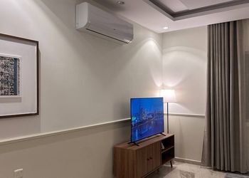 استديو بأثاث مريح وبسيط 