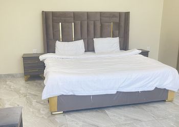 شاليه بمسطح اخضر ومسبح