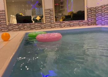 شاليه بمسبح وغرفتين نوم والعاب