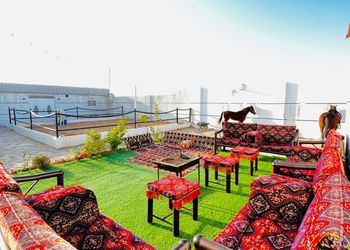 شاليه ومربط خيول