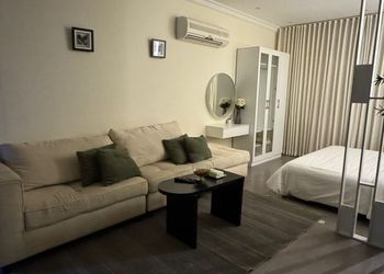 استديو بسرير مريح وتصميم هادئ 