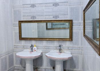 استراحة بمسبح داخلي ومجالس واسعة 