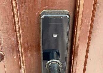 شقة بصالة وغرفتين نوم وبأثاث مريح