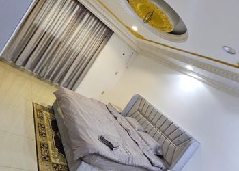 شقة بغرفة معيشة وغرفة نوم 