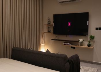 استديو بسرير ماستر وجلسة جانبية