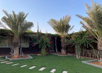 مزرعة بمسطح اخضر وبيت شعر