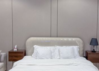 استديو بسرير مريح وتصميم هادئ 