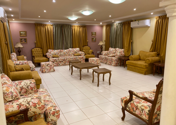 مزرعة بملعب طائره والعاب اطفال  