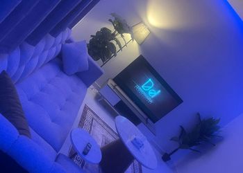 شقة بغرفة معيشة وغرفة نوم 