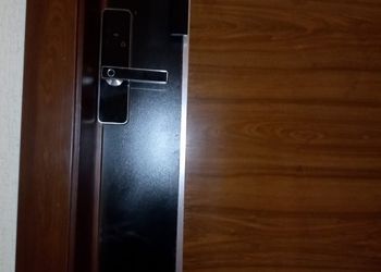 شقة بصالة انيقة وغرفة نوم