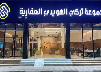 شقة بغرفة معيشة وغرفتين نوم 