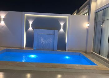 شاليه بمسبح خارجي وجلسة خارجية