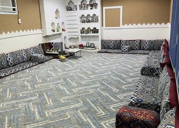 استراحة بمجالس واسعة ومسطح اخضر 