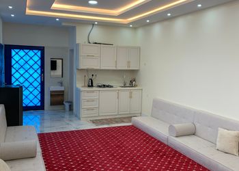 شاليه انيق ومسطح اخضر واسع