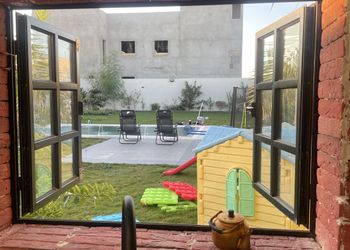 شاليه بمسطح اخضر ومسبح