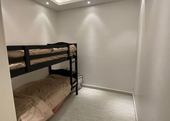 شاليه بمسطح اخضر وجلسة خارجية 