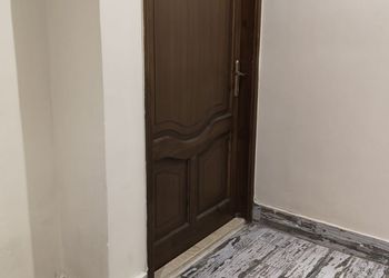 شقة بغرف نوم وأثاث مريح 