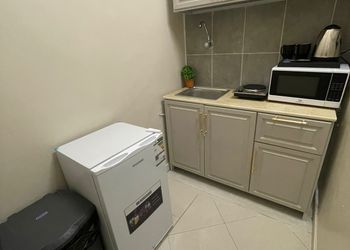 شقة بصالة وغرفة نوم وبأثاث بسيط