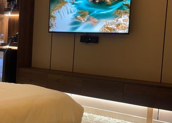 استديو بأثاث مريح وبسيط 