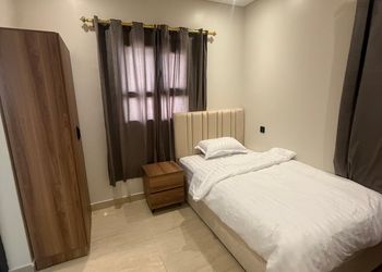 استديو بسرير فردي وجلسة جانبية