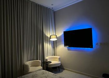 استديو بأثاث مريح وبسيط 