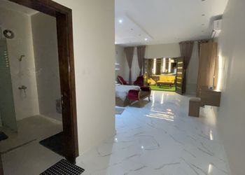 شاليه بجلسة خارجية ومسطح اخضر