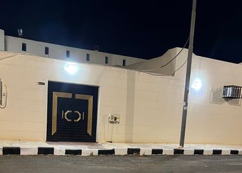 استراحة بمجالس واسعة ومسطح اخضر 