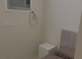 غرفة بسرير فردي ودورة مياة 