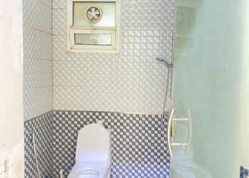 شاليه بجلسه مطله على مسطح اخضر