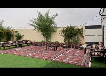 استراحة بمسطح اخضروجلسة خارجية 