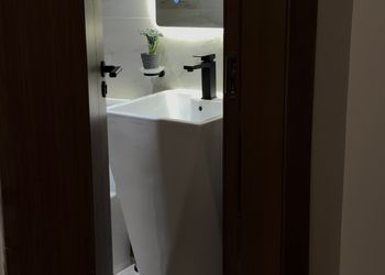 استديو بأثاث مريح وبسيط 