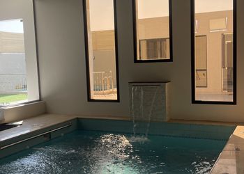 شاليه بمسبح خارجي وجلسة خارجية