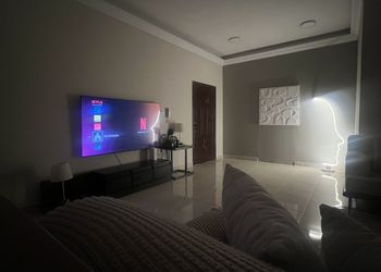 شقة بصالة انيقة ودخول ذاتي