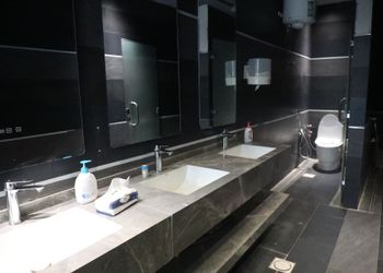 شاليه بمسطح اخضر ومجالس 